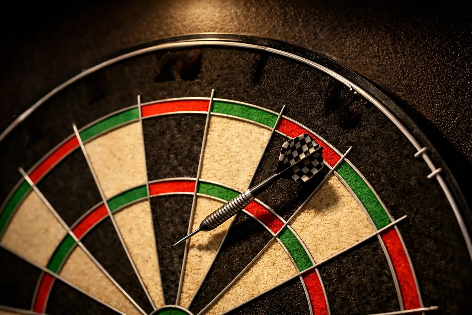 Nahaufnahme einer Dartscheibe mit Fokus auf die Doppelfelder und die Triple-20-Zone