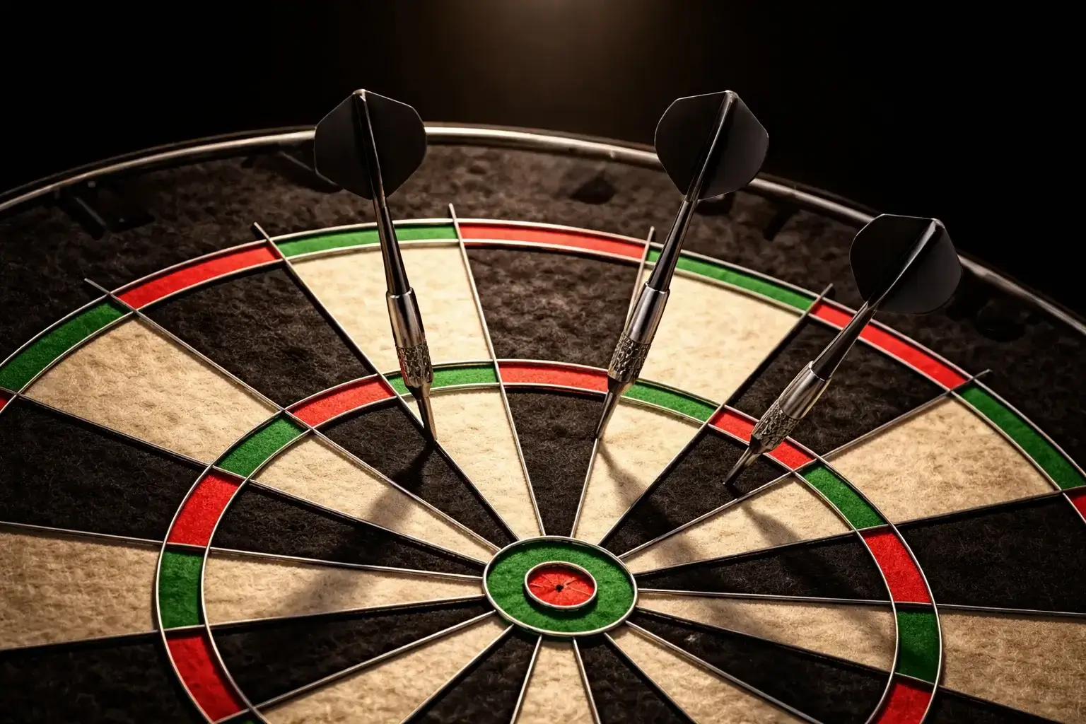 Nahaufnahme eines Dartboards mit drei Pfeilen im Triple-Segment unter Scheinwerferlicht