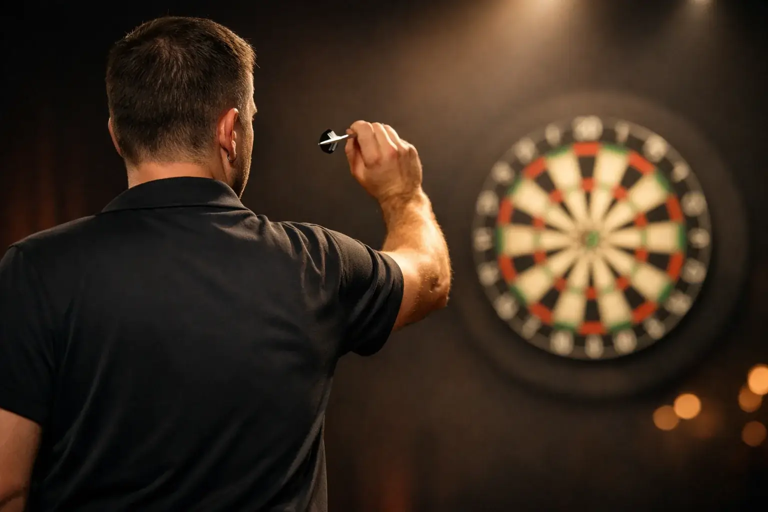 Dartsspieler konzentriert sich vor dem Wurf auf der Bühne eines großen Turniers